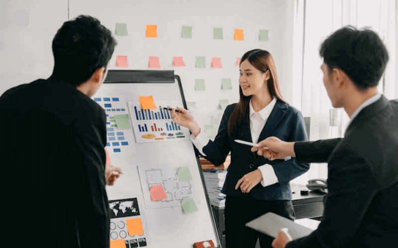 10 nghề nghiệp hấp dẫn khi sở hữu bằng Cao đẳng Ngôn ngữ tiếng Nhật Chuyên viên Marketing và Quan hệ khách hàng - công việc được nhiều bạn trẻ học tiếng Nhật yêu thích