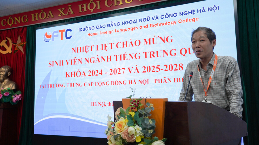 PGS.TS Bùi Văn Quân - Hiệu trưởng Nhà trường chi sẻ và dặn dò với sinh viên Cao đẳng tại Lạng Sơn khi bước vào môi trường học tập mới. sv-can-bo-ftc-lang-son-ve-ha-noi-6