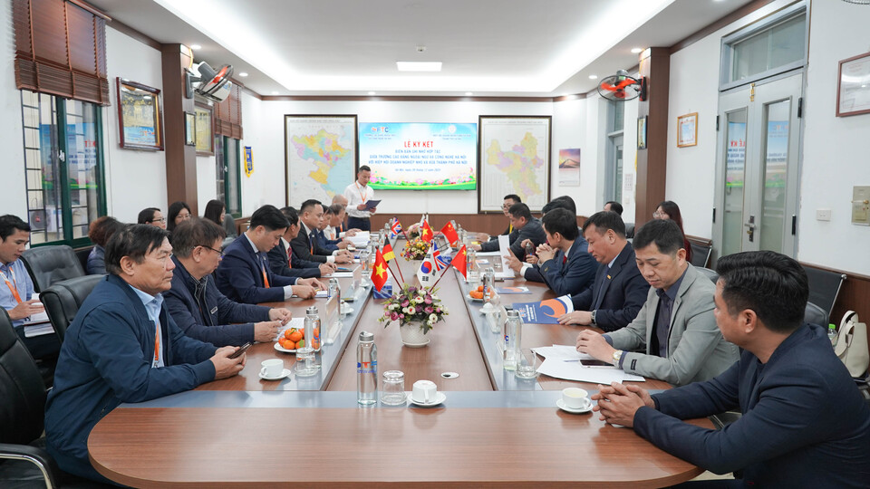 le-ky-ket-hop-tac-chien-luoc-giua-truong-cao-dang-ngoai-ngu-va-cong-nghe-ha-noi-voi-hiep-hoi-doanh-nghiep-nho-va-vua-thanh-pho-ha-noi-1