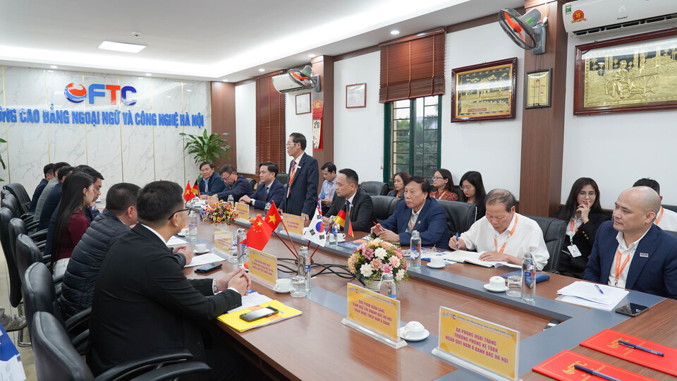 le-ky-ket-hop-tac-chien-luoc-giua-truong-cao-dang-ngoai-ngu-va-cong-nghe-ha-noi-voi-hiep-hoi-doanh-nghiep-nho-va-vua-thanh-pho-ha-noi-11