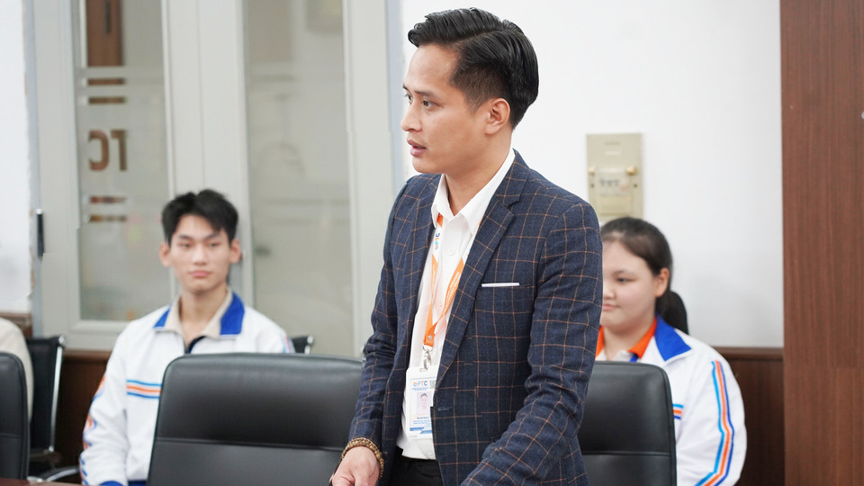 Tang-qua-ho-tro-hoc-sinh-sinh-vien-co-hoan-canh-kho-khan-nhan-dip-tet-nguyen-dan-binh-ngo-1