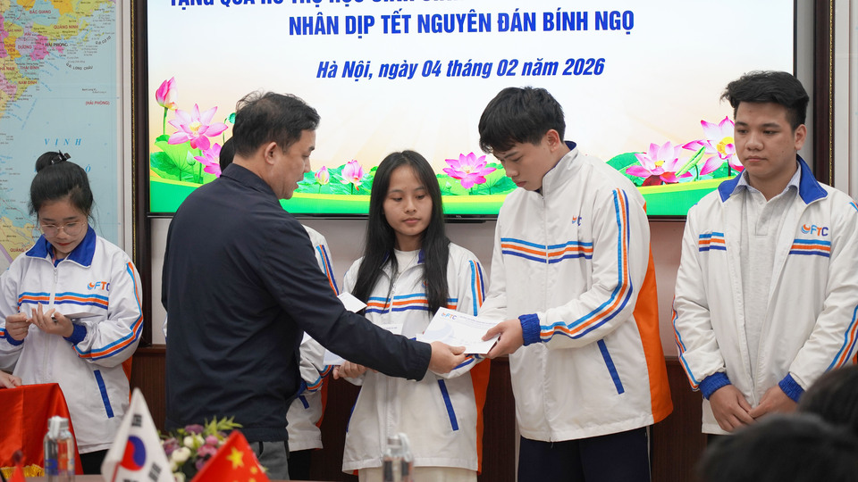 Tang-qua-ho-tro-hoc-sinh-sinh-vien-co-hoan-canh-kho-khan-nhan-dip-tet-nguyen-dan-binh-ngo-43