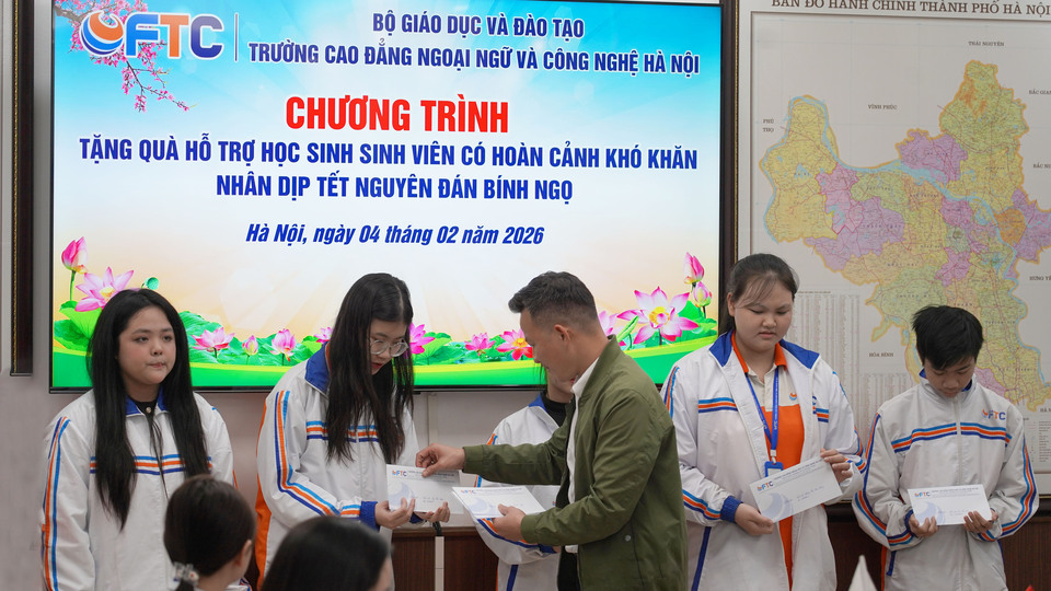 Tang-qua-ho-tro-hoc-sinh-sinh-vien-co-hoan-canh-kho-khan-nhan-dip-tet-nguyen-dan-binh-ngo-46