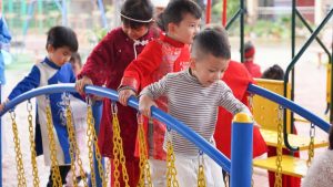 Các em nhỏ hào hứng chơi trên cầu thăng bằng và xích đu
