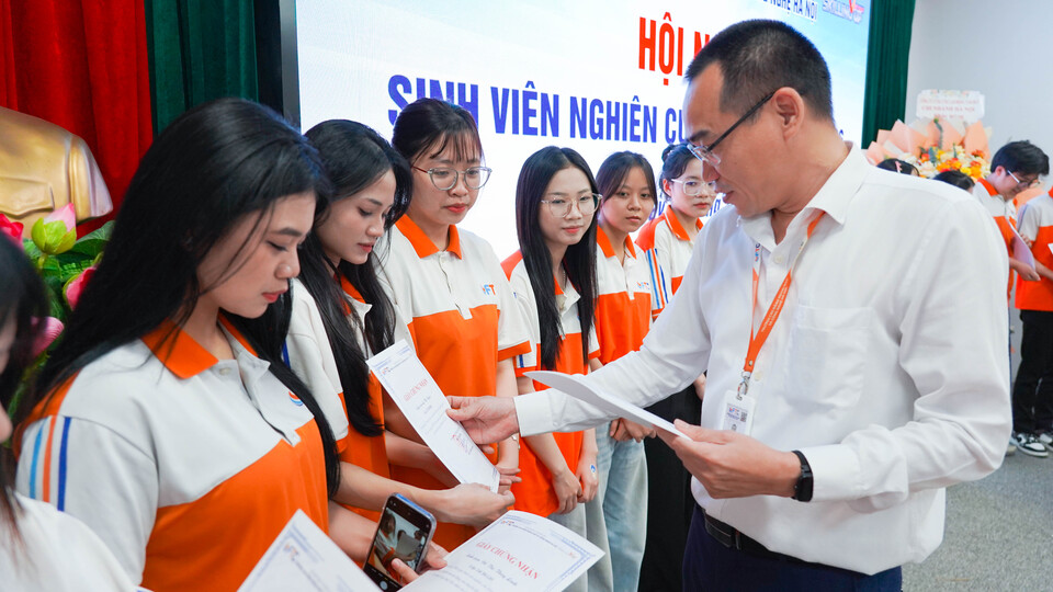 soi-noi-va-day-khat-vong-hoi-nghi-sinh-vien-ftc-nghien-cuu-khoa-hoc